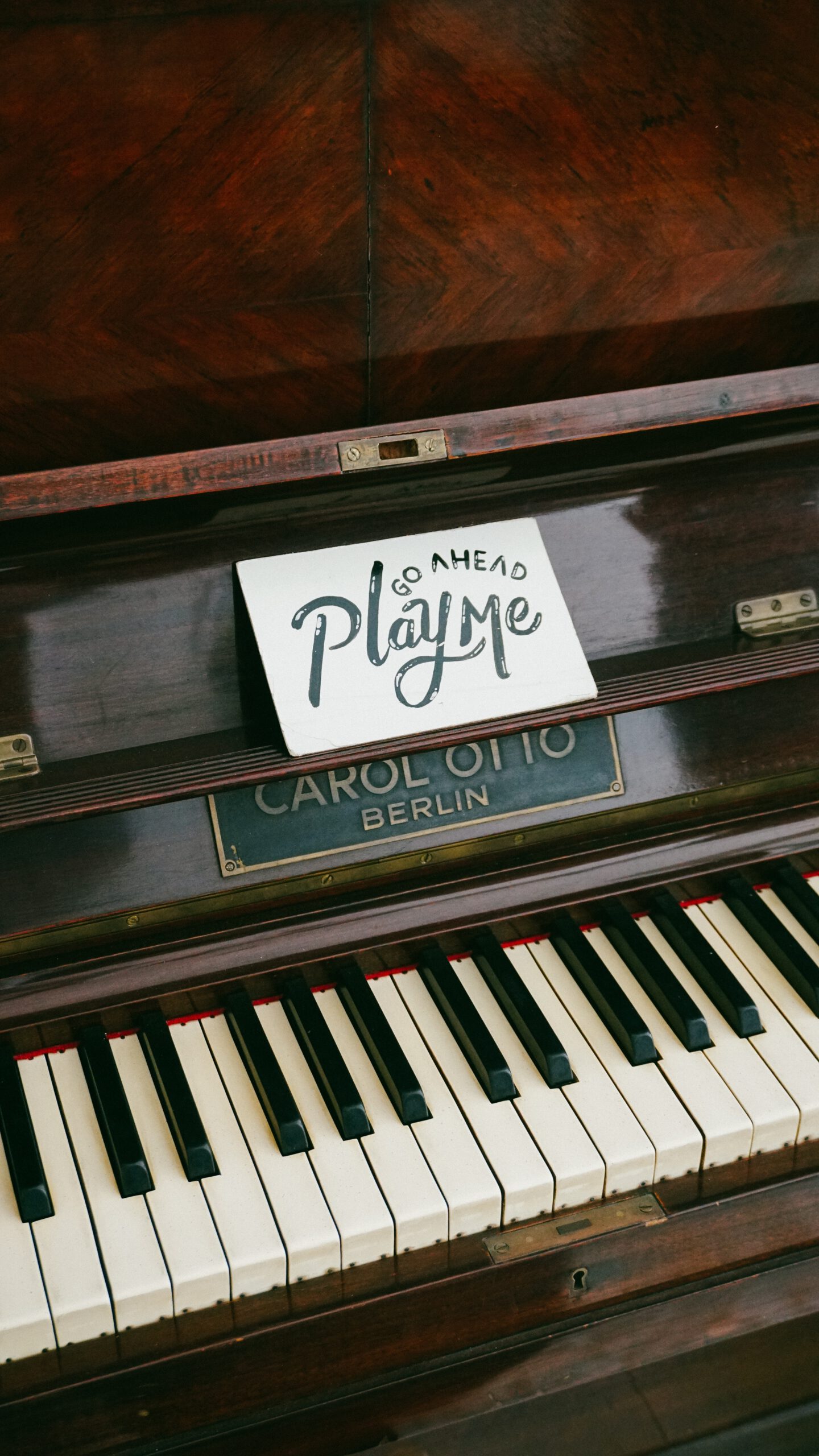 An old piano, where it reads: play me.